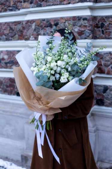 Bukiet białego delphinium, eustomy i eukaliptusa